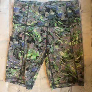 Lululemon Abstract Print 8" Bike Shorts Size 4